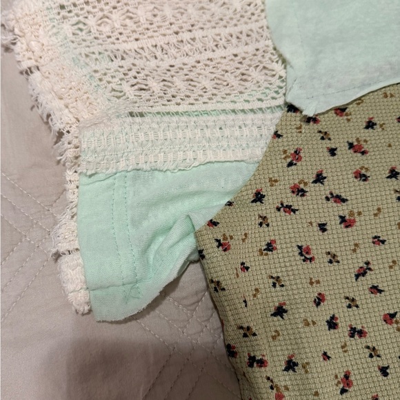 😍POL Blooming Patchwork Peace Top😍 - Picture 4 of 9